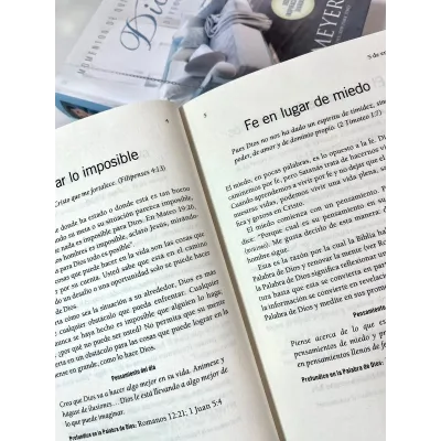 Momentos de Quietud con Dios Devocionario, 365 Inspiraciones Diarias Momentos de Quietud con Dios Devocionario, 365 Inspiraciones Diarias