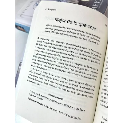 Momentos de Quietud con Dios Devocionario, 365 Inspiraciones Diarias Momentos de Quietud con Dios Devocionario, 365 Inspiraciones Diarias