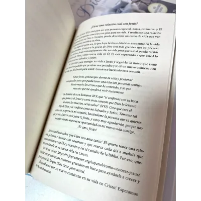 Momentos de Quietud con Dios Devocionario, 365 Inspiraciones Diarias Momentos de Quietud con Dios Devocionario, 365 Inspiraciones Diarias