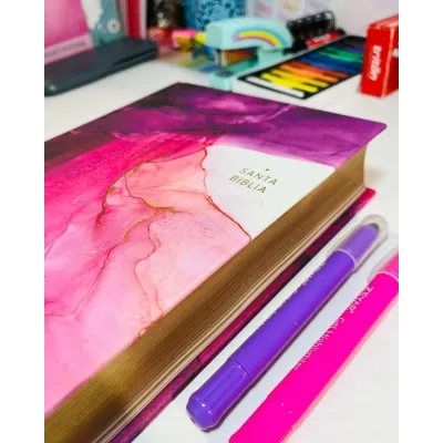 Santa Biblia edición artística NBLA tapa dura en tela | Color fucsia.. Santa Biblia edición artística NBLA tapa dura en tela | Color fucsia..
