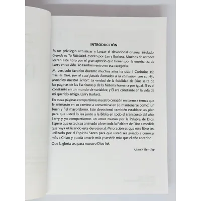 Dios Es Fiel Devocional Diario [Devocional de Bolsillo] Sabiduría bíblica para la vida y el manejo del dinero